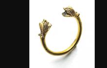 Arkeolog Temukan Cincin Emas Motif Ular Berusia Hampir 1.000 Tahun di Saluran Pembuangan, Masih Utuh dan Berkilau