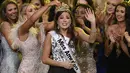 Miss Alaska Emma Broyles setelah dinobatkan sebagai Miss America 2022 di Mohegan Sun di Uncasville, Conn, Kamis (16/12/2021). Sementara Elizabeth Pierre, Miss Massachusetts, melengkapi tiga besar dengan gelar runner-up kedua. (AP Photo/Jessica Hill)