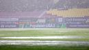 Air hujan menggenangi lapangan pertandingan dalam laga final Pegadaian Liga 2 2024/2025 antara Bhayangkara FC melawan PSIM Yogyakarta di Stadion Manahan, Solo, Jawa Tengah, Rabu (26/02/2025). (Bola.com/Abdul Aziz)