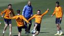 Zinedine Zidane (tengah) mengawasi para pemain Real Mdrid yang sedang berlatih di Kompleks Valdebebas Sports,Madrid, Spanyol (25/04/2014). (EPA/Javier Lizon)