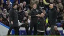 Pelatih Chelsea, Mauricio Pochettino, bersitegang dengan pelatih Manchester United, Erik ten Hag, pada laga pekan ke-31 Liga Inggris di Stadion Stamford Bridge, Jumat (5/4/2024). (AP Photo/Kin Cheung)