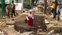 Pekerja melakukan pemasangan sheetpile di sekitar Kaliduri Jakarta, Selasa (10/11/2015). Untukmencegah banjir, Pemerintah Provinsi DKI Jakarta melakukan pengembangan sistem drainase di kawasan Kaliduri Jakarta Barat. (Liputan6.com/Helmi Fithriansyah)