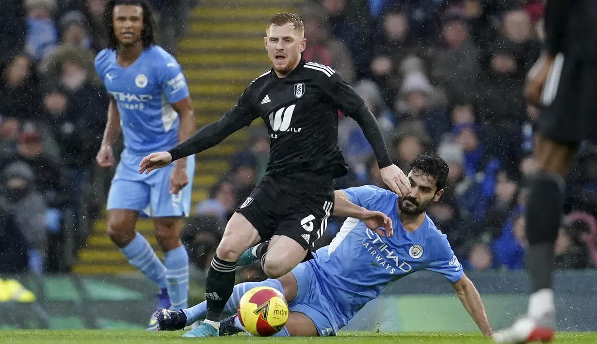 Usai tertinggal, Fulham beberapa kali melancarkan serangan balik. Namun Harrison Reed dan kawan-kawan masih kesulitan menembus pertahanan Manchester City. Skor 2-1 bertahan hingga babak pertama usai. (AP/Jon Super)