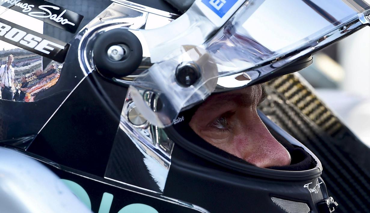 Nico Rosberg saat di pit sebelum memulai balapan F1 GP Meksiko di Sirkuit Autodromo Hermanos Rodriguez, Senin (2/11/2015) dini hari WIB. (Reuters/Ronaldo Schemidt/Pool)