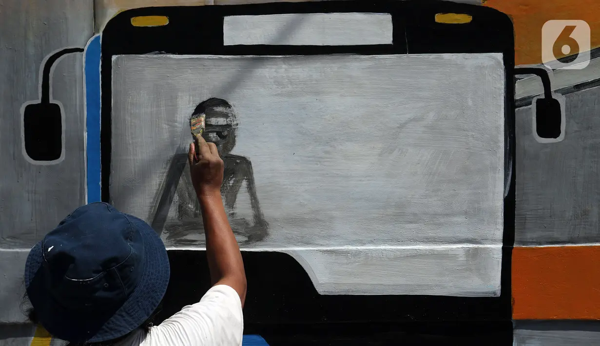 Pekerja menyelesaikan pembuatan mural Kota Jakarta di Tanah Kusir, Kebayoran Lama, Jakarta, Jumat (26/11/2021). Mural tersebut bertujuan sebagai media edukasi masyarakat serta menghias jalan tersebut. (Liputan6.com/Herman Zakharia)