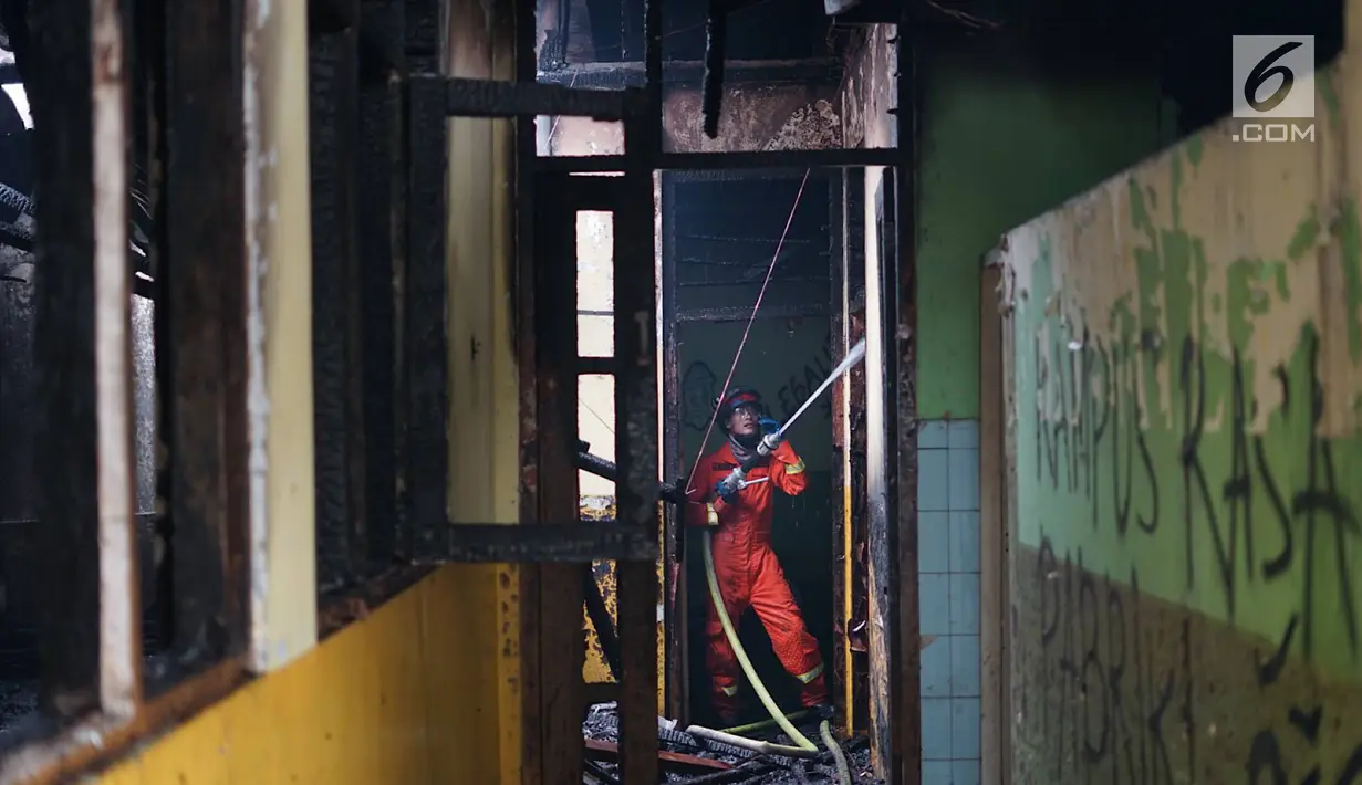 Petugas berusaha memamkan api yang membakar area kantin kampus Institut Ilmu Sosial dan Ilmu Politik (IISIP), Jakarta, Sabtu (24/8/2019). Enam unit mobil pemadam kebakaran dikerahkan untuk memadamkan api yang melahap bangunan tersebut. (Liputan6.com/Immanuel Antonius)