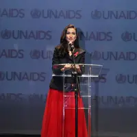 Atiqah Hasiholan jumpa pers debutnya sebagai sutradara film pendek berjudul POSI(+)IF di Teater Salihara, Jakarta Selatan, Senin (9/12/2019) . (Foto: Adrian Putra/Fimela.com)