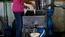 Seorang staf memindahkan minyak zaitun ke dalam wadah di sebuah pabrik pengolahan minyak zaitun di Borj Qalaouiye, Lebanon selatan, pada 18 Oktober 2020. Beberapa wilayah di Lebanon selatan masih menggunakan cara-cara tradisional untuk mengekstraksi minyak dari buah zaitun. (Xinhua/Bilal Jawich)