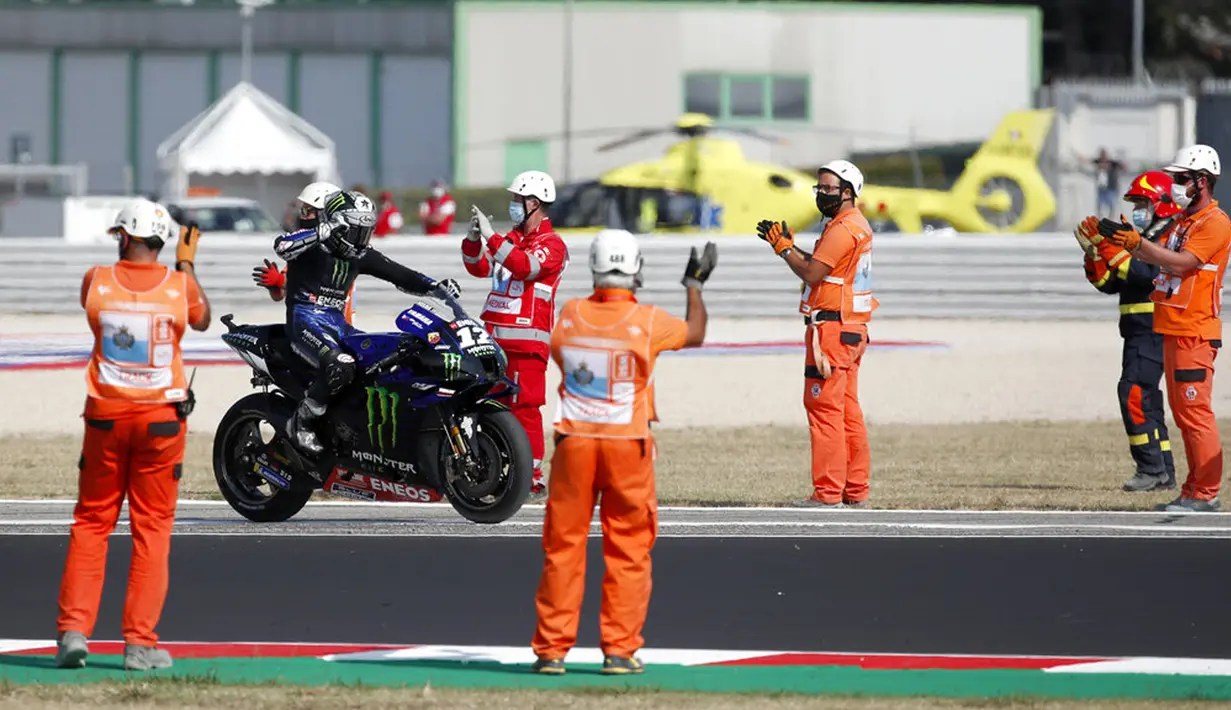 Pembalap MotoGP Maverick Vinales melakukan selebrasi usai memenangkan pertandingan MotoGP Emilia Romagna 2020 di Sirkuit Misano, Misano Adriatico, Italia, Minggu (20/9/2020). Maverick Vinales keluar sebagai juara disusul Joan Mir dan Pol Espargaro. (AP Photo/Antonio Calanni)