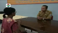 Seorang penyandang masalah kesejahteraan sosial atau PMKS, diamankan petugas Dinas Sosial, saat beraksi dengan cara "ngesot" atau menyeret tubuh.