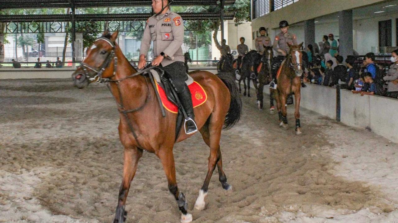 FOTO: Komunitas Jendela Jakarta Ajak Anak-Anak Kenali Peran Polisi Satwa