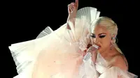 Penyanyi Lady Gaga membawakan dua lagu andalannya di panggung ajang Grammy Awards 2018, New York,  Minggu (28/1). Aksen sabrina di bagian atas dress Lady Gaga langsung menyita perhatian. (Photo by Matt Sayles/Invision/AP)