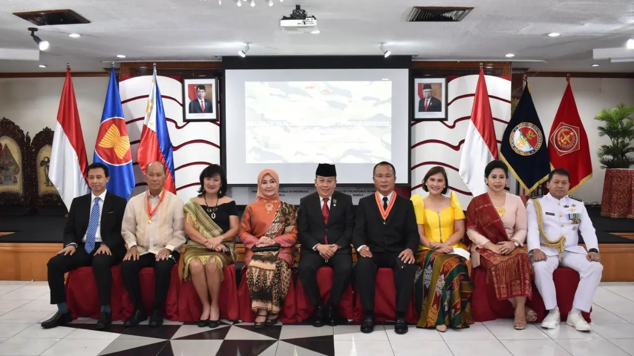 Penganugerahan medali perdamaian dan medali Dharma Pertahanan kepada tokoh dan pejabat militer Filipina. (Dokumentasi KBRI Manila)