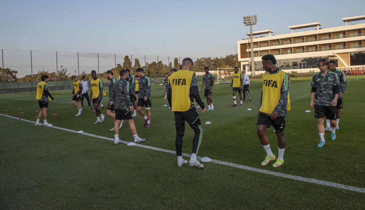 Para pemain Real Madrid Luka Modric mengambil bagian dalam sesi latihan jelang kontra Al-Ahly pada babak semifinal Piala Dunia Antarklub, di Rabat, Maroko, Selasa (7/2/2023). Madrid datang sebagai juara UEFA Champions League 2021/2022, sedangkan Al-Ahly adalah runner-up CAF Champions League 2021/2022. (AP Photo)