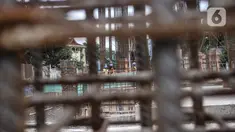 Pekerja beraktivitas menyelesaikan proyek revitalisasi Taman Ismail Marzuki (TIM) Tahap I, Jakarta, Rabu (6/1/2021). Progres revitalisasi TIM Tahap I yang meliputi gedung perpustakaan, wisma seni, parkir taman, dan Masjid Amir Hamzah itu telah mencapai 55 persen. (merdeka.cim/Iqbal S. Nugroho)