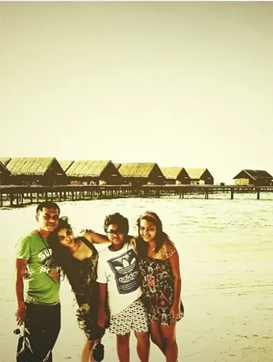 Bahkan hingga sekarang, Azriel begitu dekat dengan ibu sambungnya. Momen bulan madu Ashanty dan Anang liburan bersama kedua anaknya. [Instagram/azriel_hermansyah - aurelie.hermansyah]