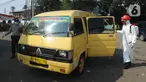 Petugas menyemprot mobil yang ingin menuju wilayah Sukabumi dengan cairan disinfektan di Terminal Cicurug, Sukabumi, Jawa Barat, Minggu (12/4/2020). Proses sterilisasi ini dilakukan untuk mencegah penyebaran virus corona COVID-19. (merdeka.com/Arie Basuki)