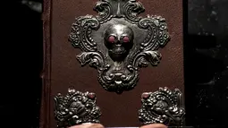 Buku langka yang ditulis tangan dan digambar oleh penulis 'Harry Potter' J.K. Rowling berjudul 'The Tales of Beedle the Bard' diperlihatkan di rumah lelang Sotheby, London, 9 Desember 2016. Buku itu terjual seharga Rp6,2 miliar. (Justin TALLIS/AFP)