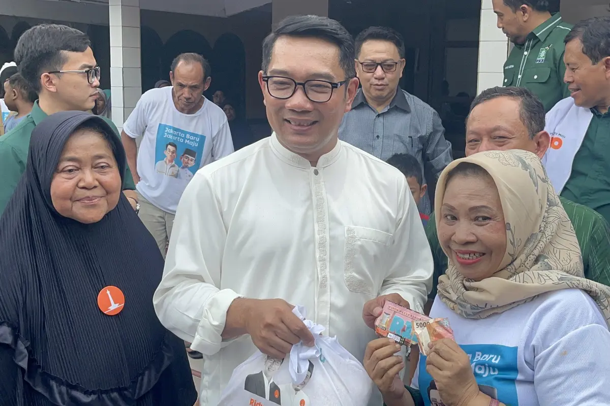 Calon Gubernur (Cagub) Jakarta nomor urut 1 Ridwan Kamil (RK), blusukan di Pendongkelan, Pulo Gadung, Jakarta Timur.