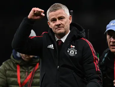 Hasil apik Manchester United kala mengalahkan Tottenham 3-0 pada laga lanjutan Liga Inggris dini hari tadi, merupakan kesempatan berharga bagi sang pelatih Ole Gunnar Solskjaer untuk tetap bertahan di MU. Solskjaer tentunya harus berterima kasih dengan penampilan impressif pemainnya. (AFP/Glyn Kirk)