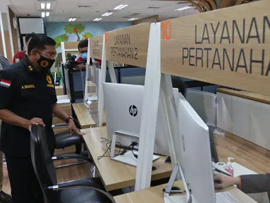Satgas Saber Pungli Irjen Pol Agung Makbul melakukan monitoring program pencegahan dan pemberantasan pungutan liar di Mal Pelayanan Publik Provinsi DKI Jakarta, Senin (22/11/2021). Langkah tersebut dilakukan untuk mengurangi pungli yang dilakukan oknum pelayan publik. (Liputan6.com/Herman Zakharia)