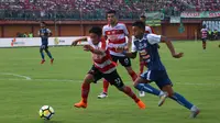 Duel Madura United vs Arema FC di Stadion Gelora Ratu Pamelingan, Pamekasan, Sabtu (21/4/2018). (Bola.com/Aditya Wany)