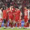 Mathew Baker (nomor 4) mendapatkan pelukan hangat dari sejumlah pemain Timnas Indonesia setelah menyanyikan lagu Tanah Airku pascalaga kontra Oman di Stadion Gelora Bung Karno (SUGBK), Jumat (5/6/2026) malam WIB. (Bola.com/Bagaskara Lazuardi)