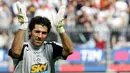 Gianluigi Buffon sudah menjadi pemain inti Parma sejak usia 18 tahun. Ia juga pernah membawa klubnya tersebut memenangi UEFA Cup 1999. Atas penampilan gemilangnya, ia kemudian dipanggil ke skuat Timnas Italia untuk Piala Dunia 1998 dan Euro 2000 meski sebagai pelapis. Namnya semakin melejit setelah pindah ke Juventus. Buffon bisa dikatakan sebagai salah satu kiper terbaik di dunia pada masanya. Kini, pemain 44 tahun tersebut kembali ke klub lamanya, Parma yang bermain di Serie B Italia. (AFP/Paco Serinelli)