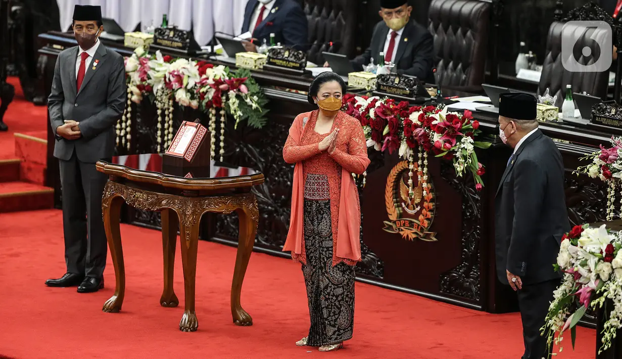 Ketua DPR RI, Puan Maharani bersama Presiden Joko Widodo dan Wapres Ma'ruf Amin saat rapat Paripurna pembukaan masa persidangan I DPR tahun sidang 2022-2023 di Gedung Nusantara, Kompleks Parlemen, Senayan, Jakarta, Selasa (16/8/2022). Rapat kali ini berbeda dengan rapat sidang tahunan MPR RI pagi tadi, Presiden Jokowi hadir bersama Ma'ruf Amin dengan setelah jas yang rapi. (Liputan6.com/Johan Tallo)