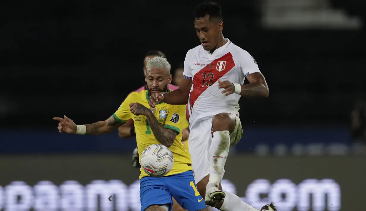 Penyerang timnas Brasil, Neymar dan gelandang Peru, Renato Tapia pada laga Copa America 2021 di stadion Nilton Santos, Jumat (18/6/2021). Brasil menang 4-0 atas Peru lewat gol Alex Sandro, Neymar, Everton Ribeiro dan Richarlison. (AP Photo/Silvia Izquierdo)