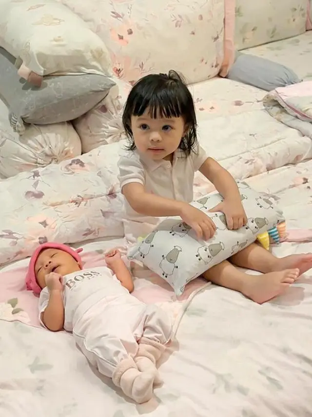 Potret Ameena bersama Baby Azura (Sumber: Instagram/attahalilintar dan Instagram/azuraatta)