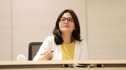 Wakil ketua PSSI, Ratu Tisha, tampak serius mendengarkan pertanyaan dari wartawan saat konferensi pers di Menara Danareksa, Jakarta, Selasa (25/7/2023). (Bola.com/M Iqbal Ichsan)