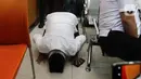 Ayahanda terdakwa AKBP Arif Rahman Arifin, Arifin Rohim sujud syukur usai pembacaan vonis oleh majelis hakim dalam sidang putusan di Pengadilan Negeri Jakarta Selatan, Kamis (23/2/2023).  Arif Rachman Arifin terdakwa perintangan penyidikan atau obstruction of justice kasus pembunuhan berencana Brigadir Yosua, divonis 10 bulan penjara. (Liputan6.com/Herman Zakharia)