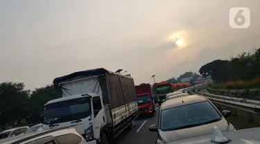 Kendaraan terjebak kemacetan di Tol Sedyatmo KM 29 menuju Bandara Internasional Soekarno Hatta, Cengkareng, Selasa (10/11/2020). Kemacetan tersebut karena adanya peningkatan jumlah kendaraan menuju bandara yang diduga ingin menjemput pemimpin FPI, Habib Rizieq Shihab. (Liputan6.com/Herman Zakharia)