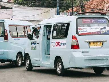 Angkot OK Otrip berada di Terminal Kampung Melayu, Jakarta, Selasa (16/10). Pengamat Transportasi Djoko Setijowarno menilai program OK OTrip yang digagas Anies-Sandi tersebut gagal. (Liputan6.com/Immanuel Antonius)