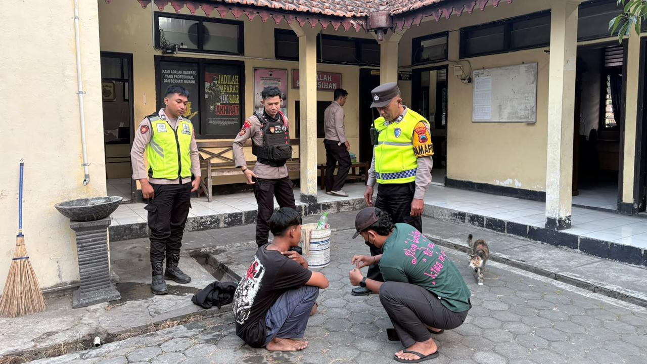 Penangkapan pria bikin onar di Masjid Shofa. (merdeka.com/Arie Sunaryo).