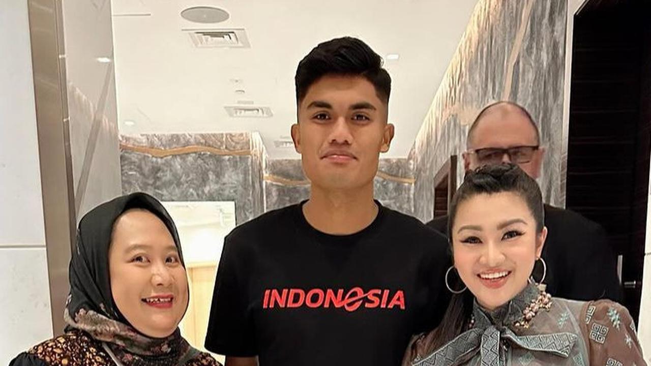 Fitri Carlina sempat berfoto degan Ramadhan Sananta.