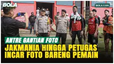Ratusan The Jakmania dan aparat kepolisian mendatangi Persija Training Ground di Bojongsari, Depok, Jumat (8/5/2026), untuk memberi dukungan sekaligus berfoto bersama pemain Persija jelang laga melawan Persib Bandung di Stadion Segiri.