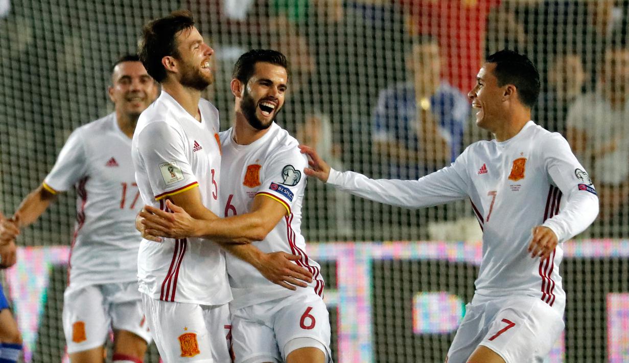 Pemain timnas Spanyol, Asier Illarramendi dan timnya merayakan gol ke gawang Israel pada kualifikasi Piala Dunia 2018 grup G di Teddi Malcha Stadium, Senin (9/10). Gol semata wayang Illarramendi menjadi penentu kemenangan Tim Matador. (Thomas COEX/AFP)