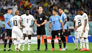 Wasit asal Jerman, Daniel Siebert (kiri), mengamati jalannya pertandingan Grup H Piala Dunia Qatar 2022 antara Ghana dan Uruguay di Stadion Al-Janoub di Al-Wakrah, selatan Doha, pada 2 Desember 2022. (Alfredo ESTRELLA/AFP)