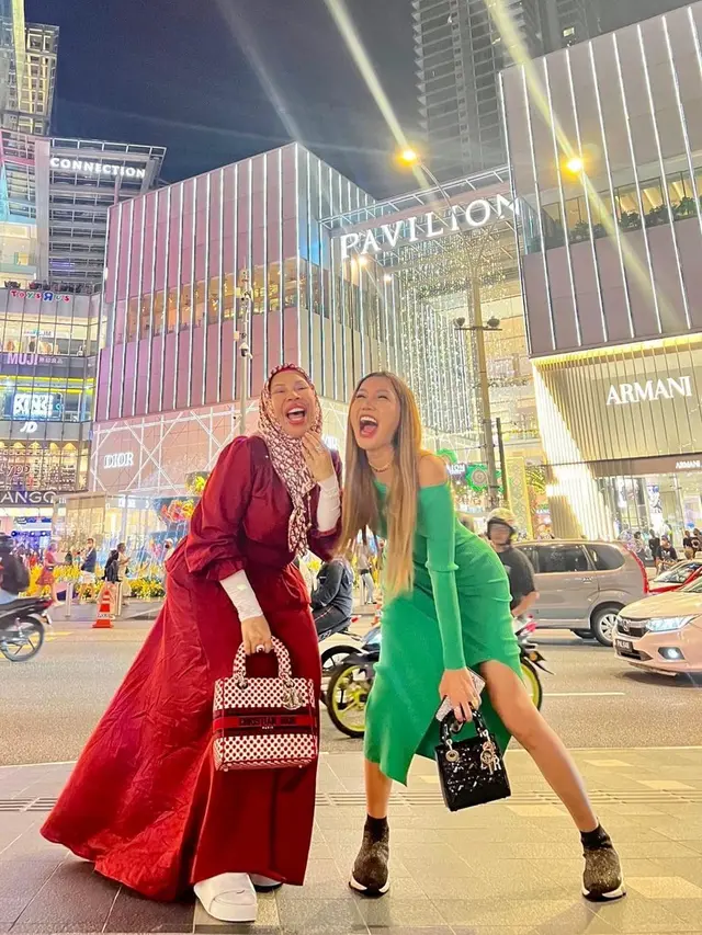6 Potret Kocak Lucinta Luna saat Jumpa Dato Seri Vida di Malaysia, Bikin Heboh