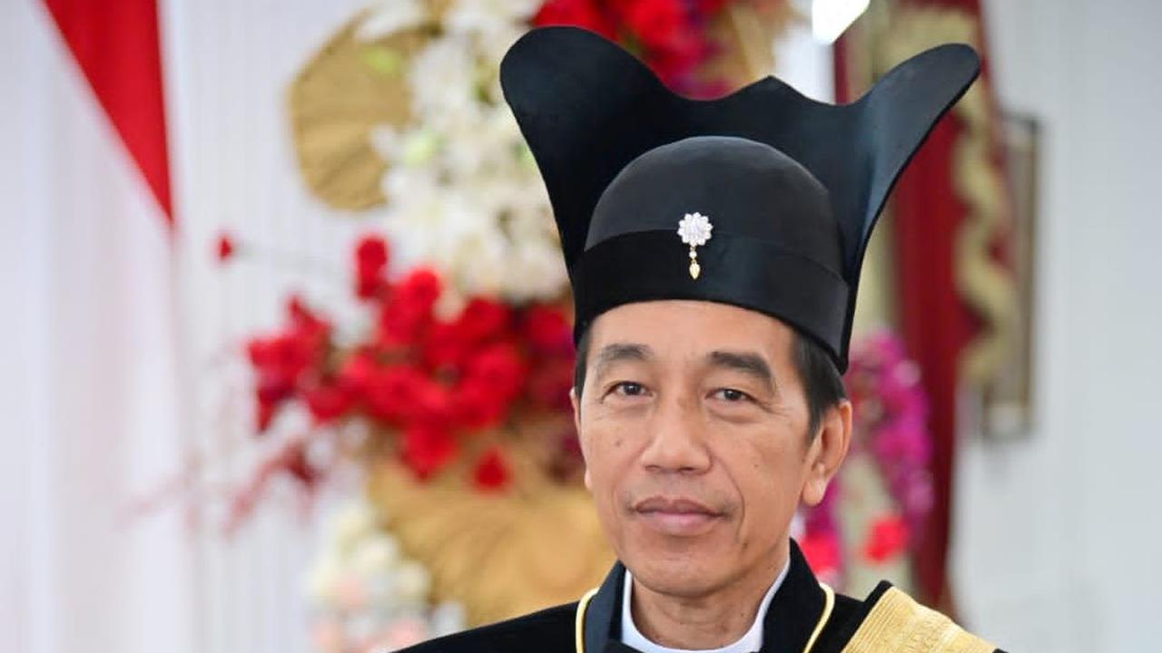 "Ageman Songkok Singkepan Ageng ini merupakan pakaian adat Keraton Surakarta yang memiliki makna khusus dan biasanya digunakan dalam momen-momen tertentu,"