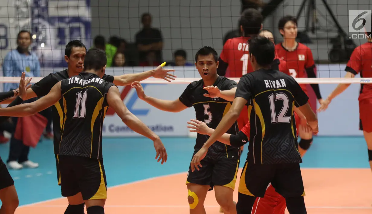 Pemain Timnas voli putra Indonesia saat melawan Jepang di Semifinal Kejuaraan Voli Asia 2017 di GOR Tri Dharma, Gresik, Senin (31/7). Indonesia kalah 3-0 (17-25, 24-26, 23-25). (Liputan6.com/Helmi Fithriansyah)