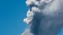 Abu vulkanik terlihat keluar dari Gunung Colima di San Antonio, Meksiko (22/1). Salah satu gunung api paling aktif di Amerika tengah itu kembali memuntahkan abu vulkanik. (AFP Photp/Hector Guerrero)