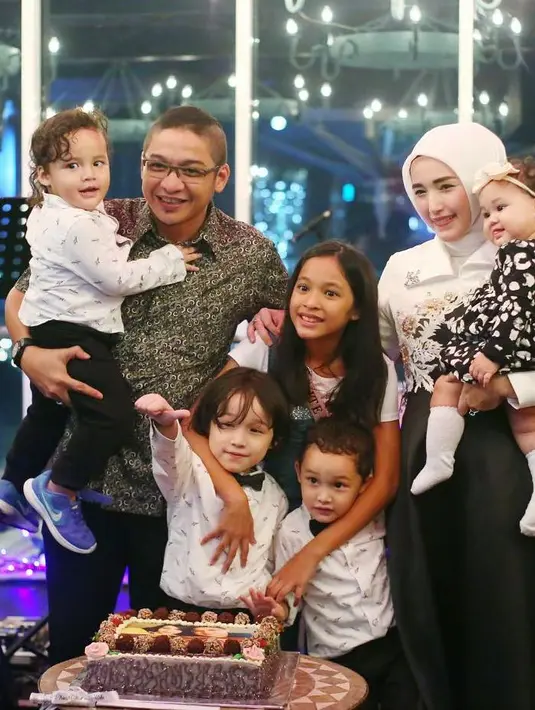 Sabtu (24/3/2018) pasangan Pasha Ungu dan Adelia baru saja merayakan ulang tahun pernikahan. Bertempat di kawasan Lebak Bulus, Jakarta Selatan, acara itu berlangsung meriah. (Instagram/adeliapasha)