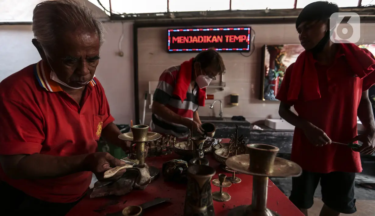 Warga membersihkan berbagai benda di Vihara Amurva Bhumi, Jakarta, Selasa (25/1/2022). Kegiatan bersih-bersih tersebut dilakukan dalam rangka menyambut perayaan Imlek 2573 Kongzili pada 1 Februari 2022 mendatang. (Liputan6.com/Johan Tallo)