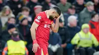 Pemain Liverpool, Mohamed Salah, tak kuasa menahan kesedihan setelah ditaklukkan PSG lewat adu penalti 0-1 (1-4) dalam laga leg kedua 16 besar Liga Champions 2024/2025 yang digelar di Anfield, Rabu (12/3/2025) dini hari WIB. (AP Photo/Dave Thompson)