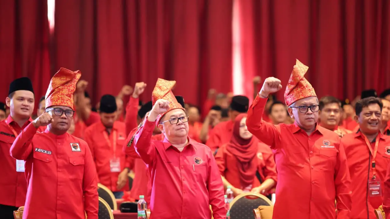 Sekretaris Jenderal (Sekjen) PDIP Hasto Kristiyanto saat menghadiri Konferensi Daerah (Konferda) dan Konferensi Cabang (Konfercab) secara serentak di Kota Riau, pada Sabtu (22/11/2025).