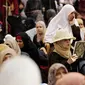 Sejumlah muslim wanita Palestina membaca Alquran di kompleks Masjid Al Aqsa, Yerusalem (8/6). Mereka memanfaatkan hari Jumat terakhir di bulan Ramadan untuk berdoa dan salat berjemaah di Masjid Al Aqsa. (AP/Mahmoud Illean)