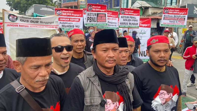 Sejumlah massa aksi yang menamakan diri Aliansi Santri Gus Dur, mendatangi Kantor Pengurus Besar Nahdlatul Ulama (PBNU) di Jalan Kramat Raya Jakarta Pusat, Jumat (2/8/2024) (Istimewa)